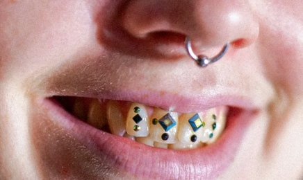 Dealeuse de gems - Grillz & Strass dentaire : Manucure à Rennes