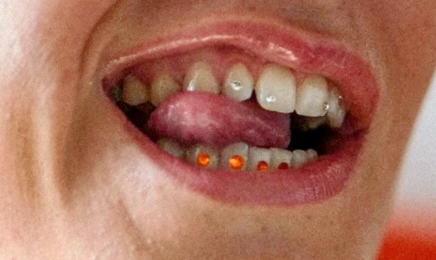 Dealeuse de gems - Grillz & Strass dentaire : Manucure à Rennes