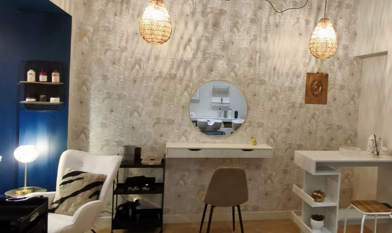 CoLink (Le Petit Salon Bordelais) — Poste de prothésie ongulaire · Fauteuil de coiffure