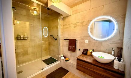 SAROCHA - Thai massage & SPA : Manucure à Veigy-Foncenex
