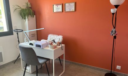 Touche de vernis  : Manucure à Meynes