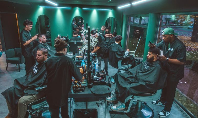 L'équipe AUSIÈGE au travail dans le barber shop de Beauvais
