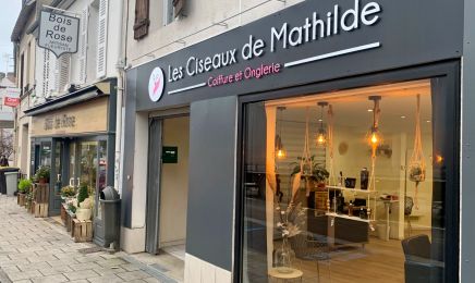 Les ciseaux de mathilde  : Manucure à Néris-les-Bains
