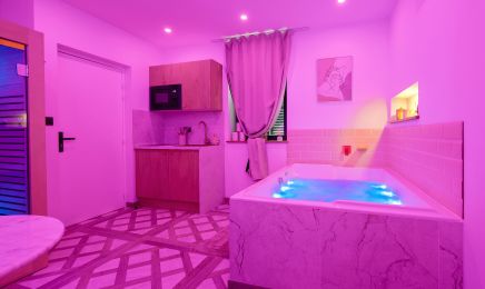 Jacuzzi Spa Privatif l’Hermitage : Spa à Dijon