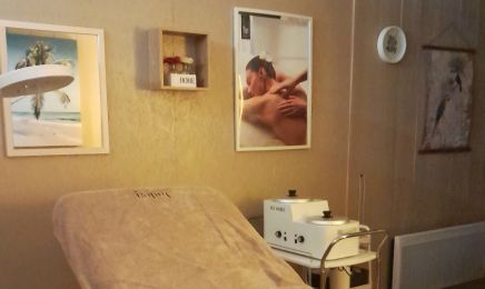 Tropicale beauté : Manucure à Bourg