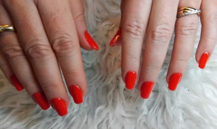 Touche de vernis  : Manucure à Meynes