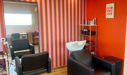 Salon Color Vibes - Coiffeuse Coloriste : Coiffeur à Rang du fliers 
