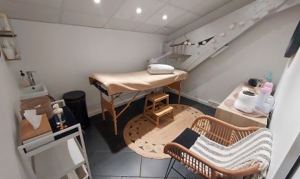 Camille R Esthétique Ongles (chez Azeliss'Coiffure)  : Manucure à Andrézieux-Bouthéon
