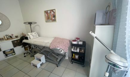 Infiny Beauty By Mounia : Coiffeur à La Crau