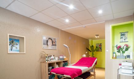 Tropicale beauté : Manucure à Bourg