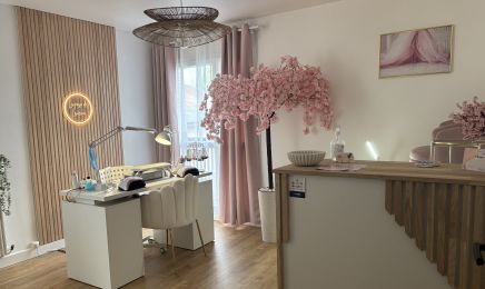 La pose de Laurine : Manucure à Châlons-en-Champagne