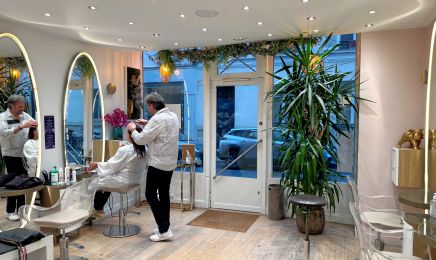 Yoni coiffure spécialiste coloration végétale  Ouvert 7/7 : Coiffeur à Paris