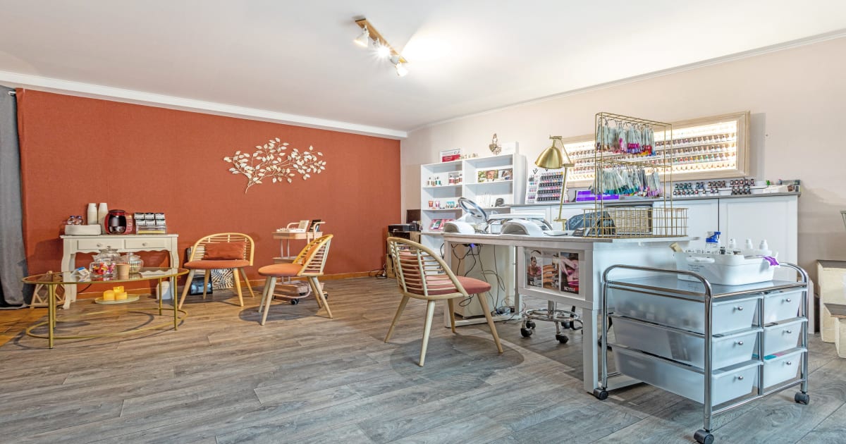 Ag butterfly nail art manucure à Prades Planity