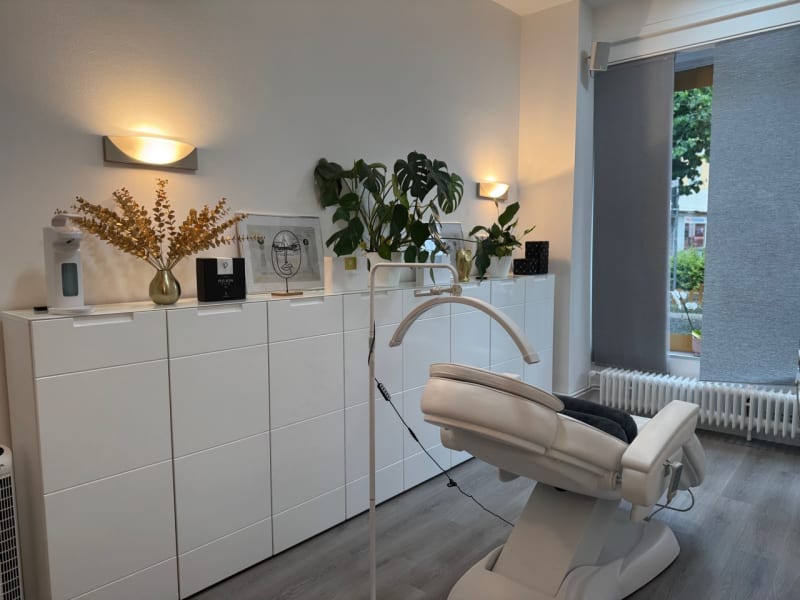 Behandlungsliege mit Lampe im Behandlungsraum für Gesichtsbehandlungen