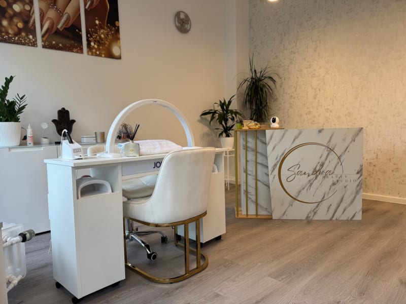 Empfang mit Marmor-Theke und Logo im Beauty Studio by Sandra in Hildesheim