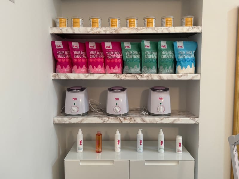 Regal mit Wachs und Pflegeprodukten für Waxing