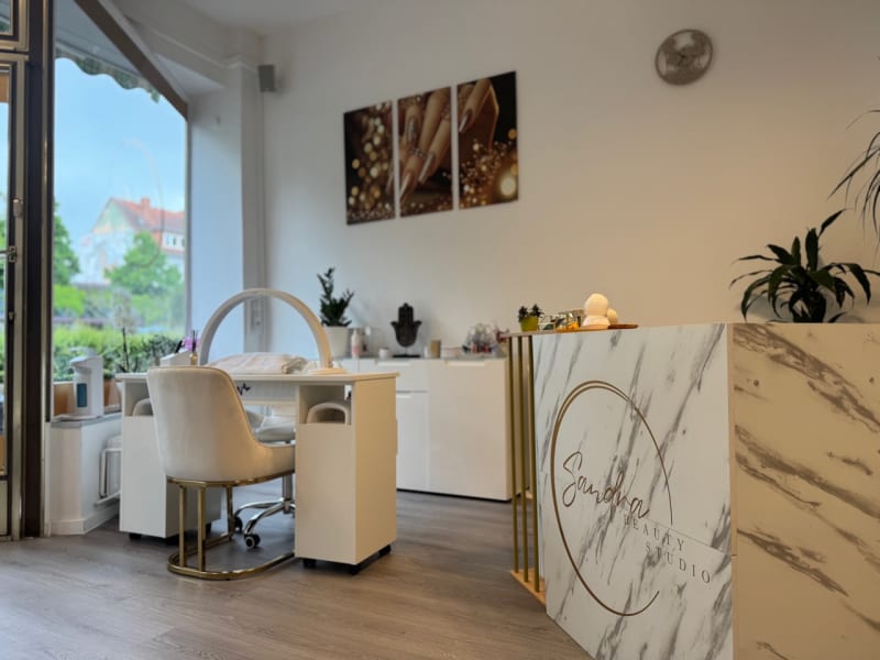 Heller Eingangsbereich mit Nagelplatz und Schaufenster