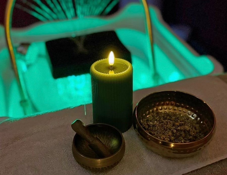 Massage Californien — bougie et bols chantants
