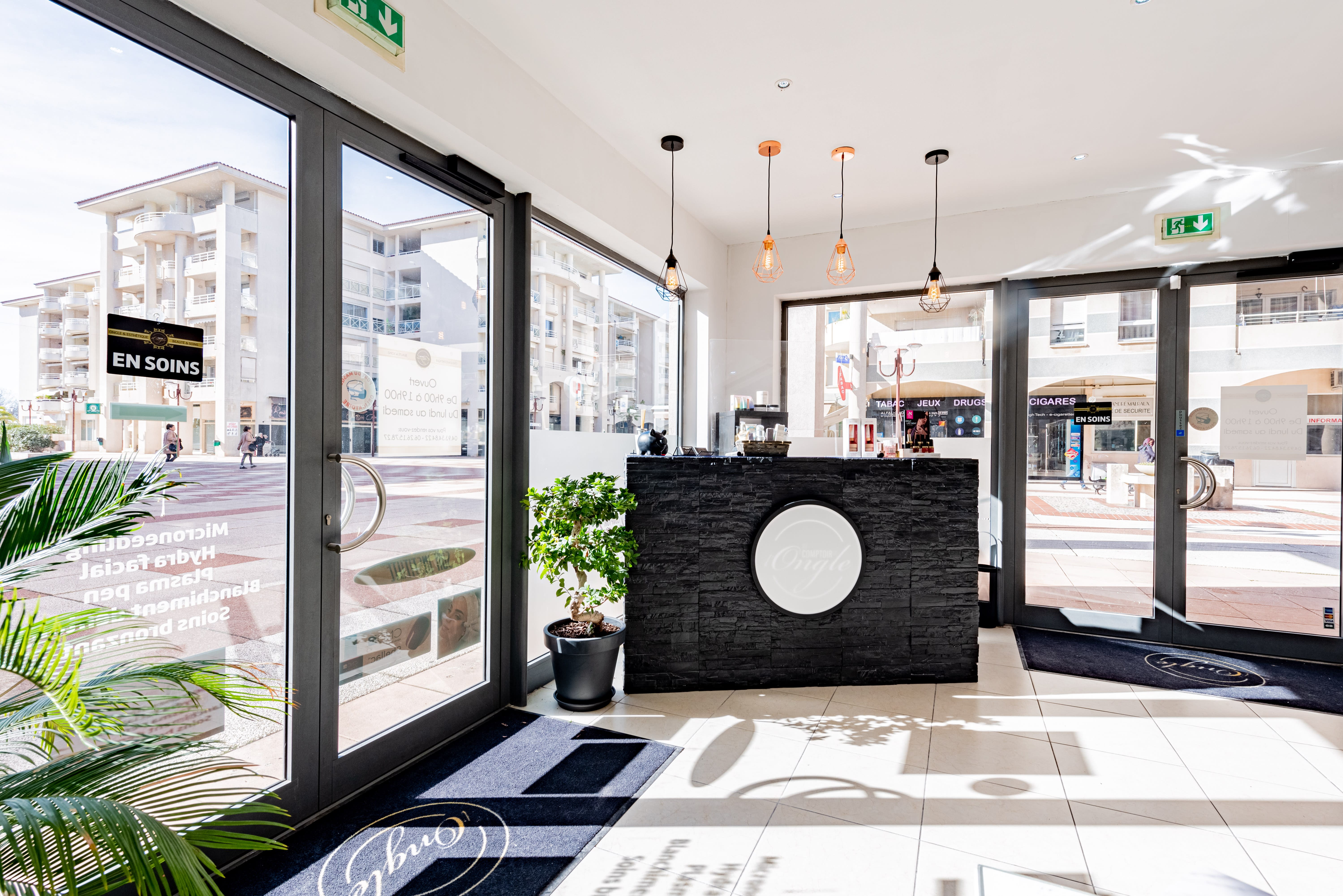 Au Comptoir de l'Ongle - Institut de beauté Antibes - Au Comptoir de l'Ongle - Photo Galerie - OneBooking