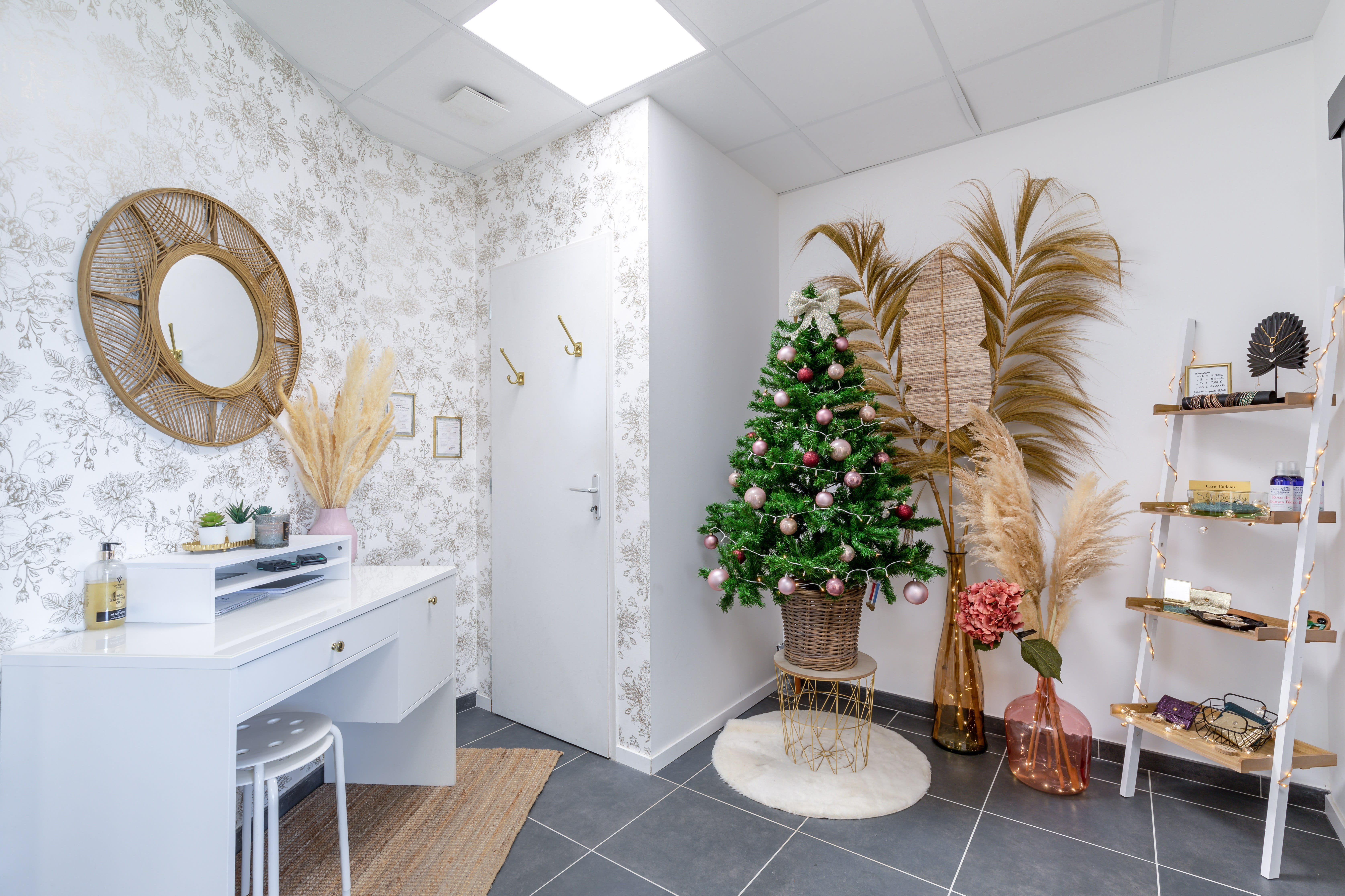 Institut Naguia - Just Beauty - Coiffure Saint-Paul-Trois-Châteaux - Institut Naguia - Just Beauty - Photo Galerie - OneBooking