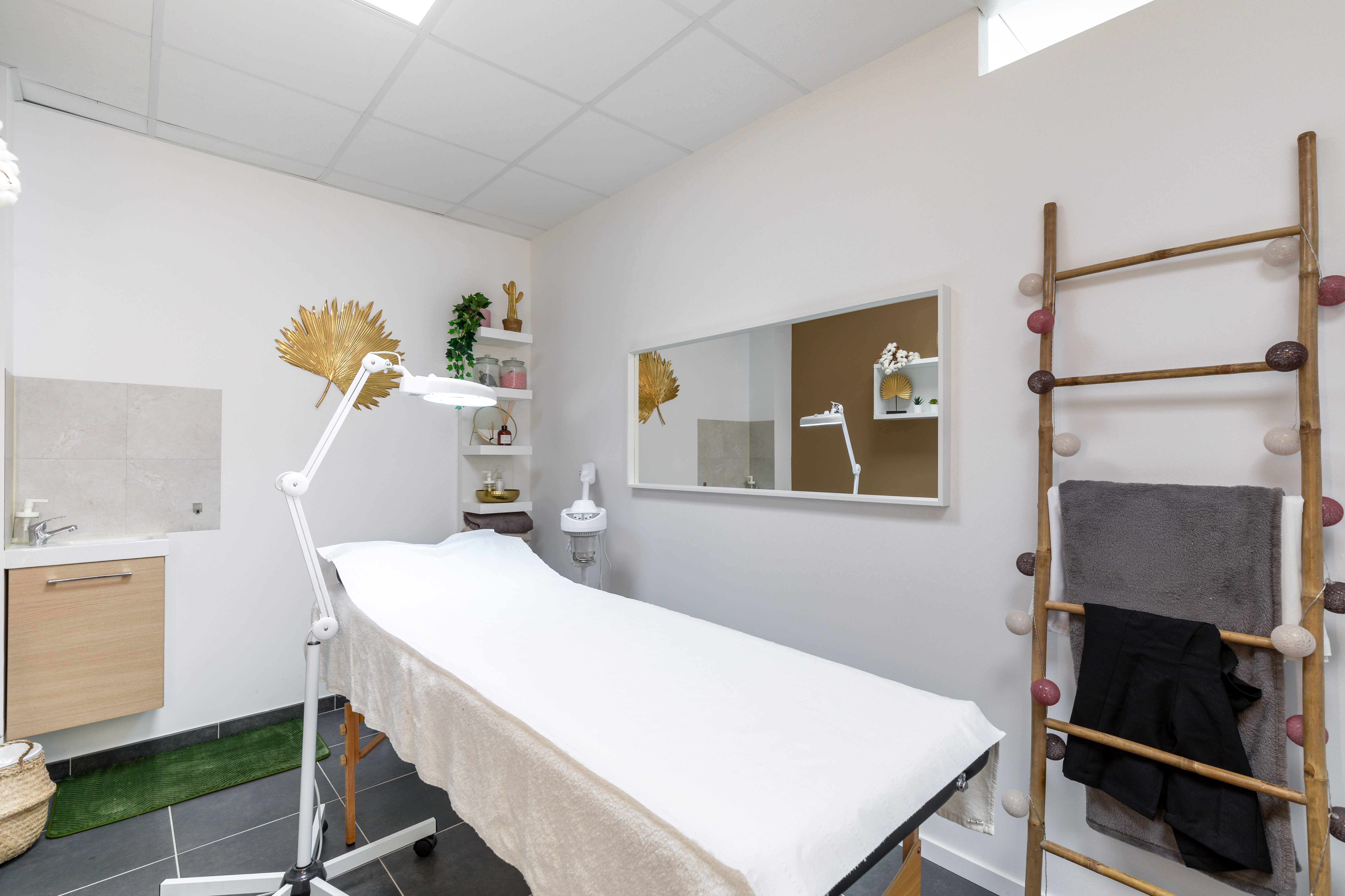 Institut Naguia - Just Beauty - Coiffure Saint-Paul-Trois-Châteaux - Institut Naguia - Just Beauty - Photo Galerie - OneBooking