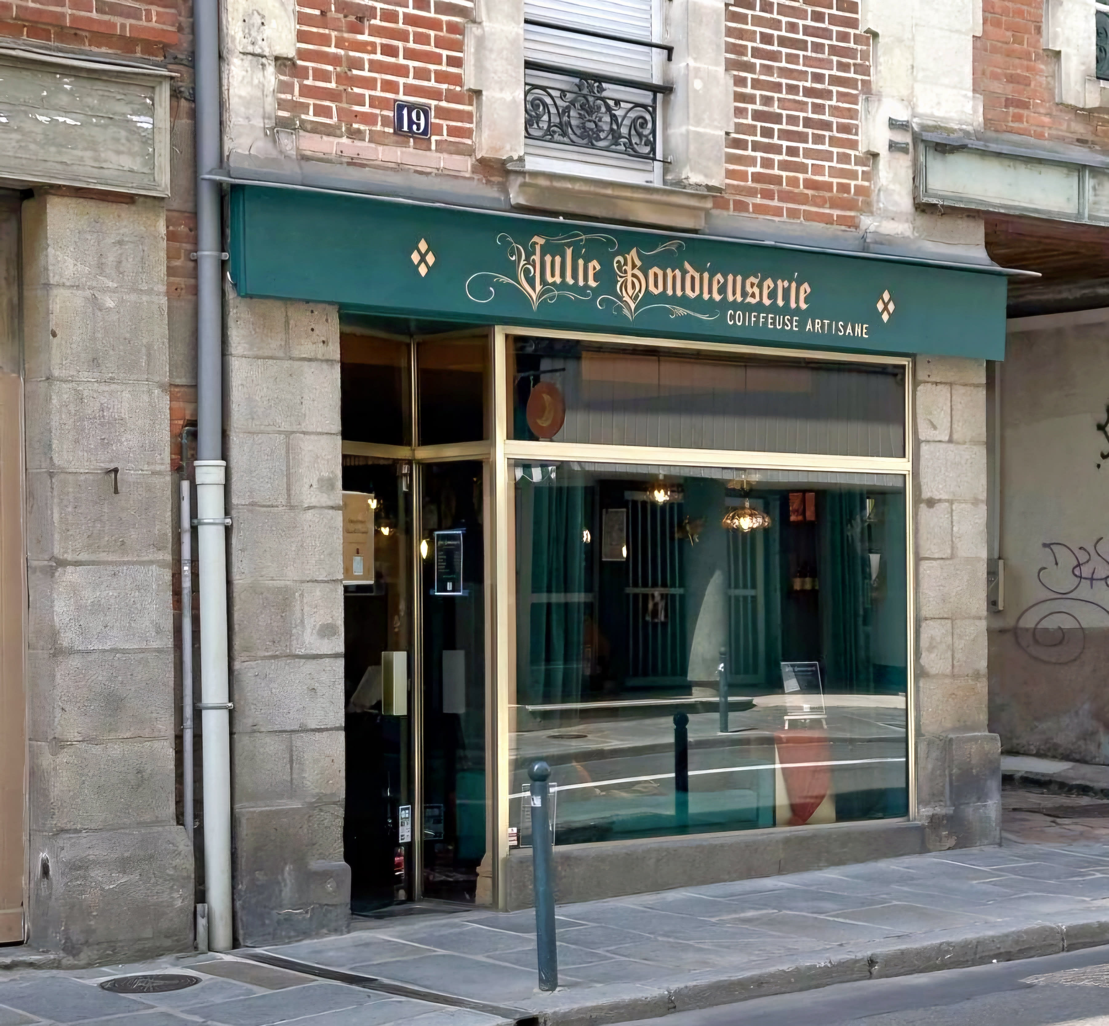 Julie Bondieuserie Coiffeuse Artisane - Institut de beauté Rennes - OneBooking