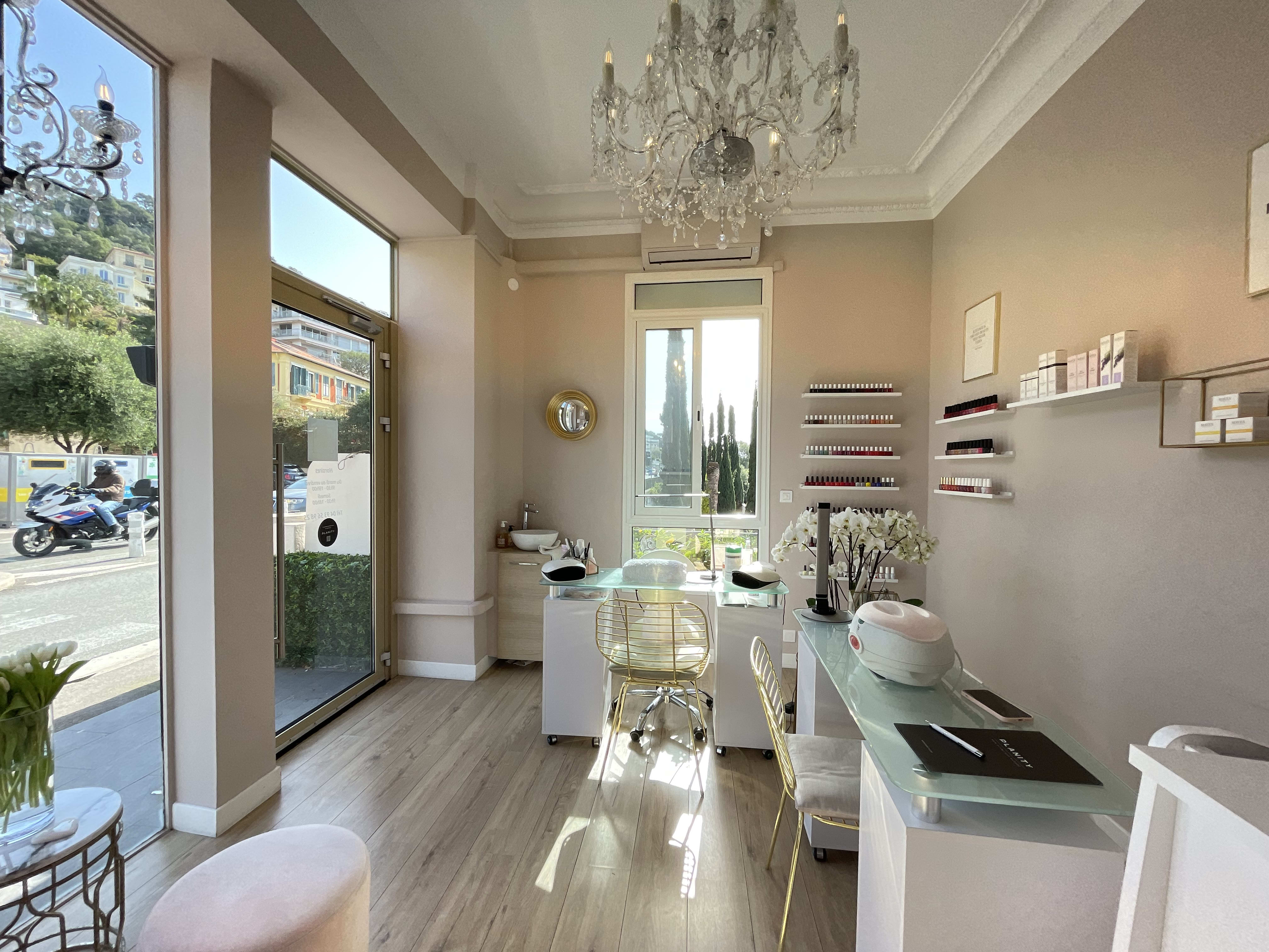 La Manucure de Madame - Sourcils & cils Nice - Photo de couverture - OneBooking