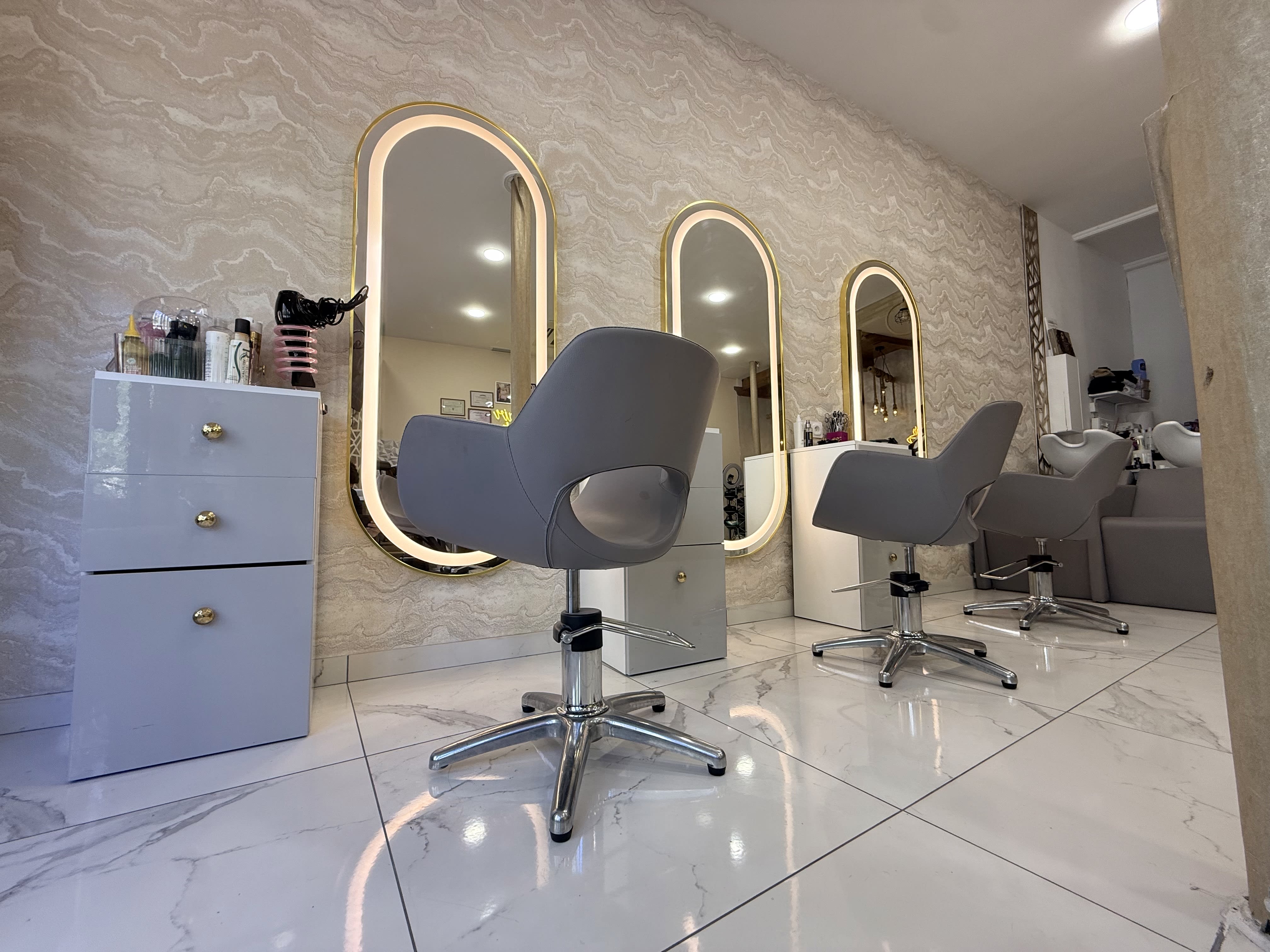 Hair Beauty / Esthétique Coiffeur & Barbier - Onglerie Dijon - OneBooking