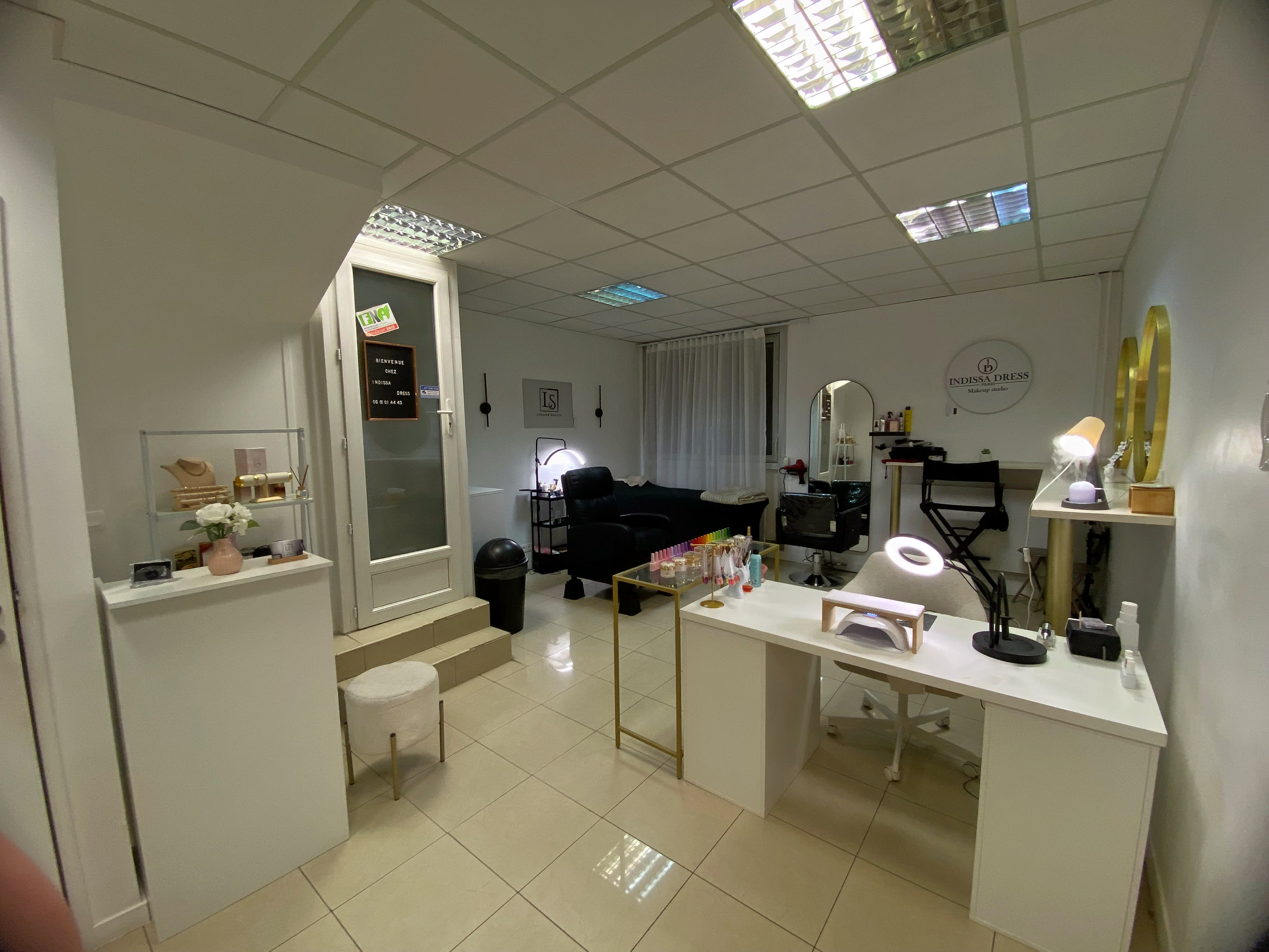 LS Atelier Beauté / Laura Nailll