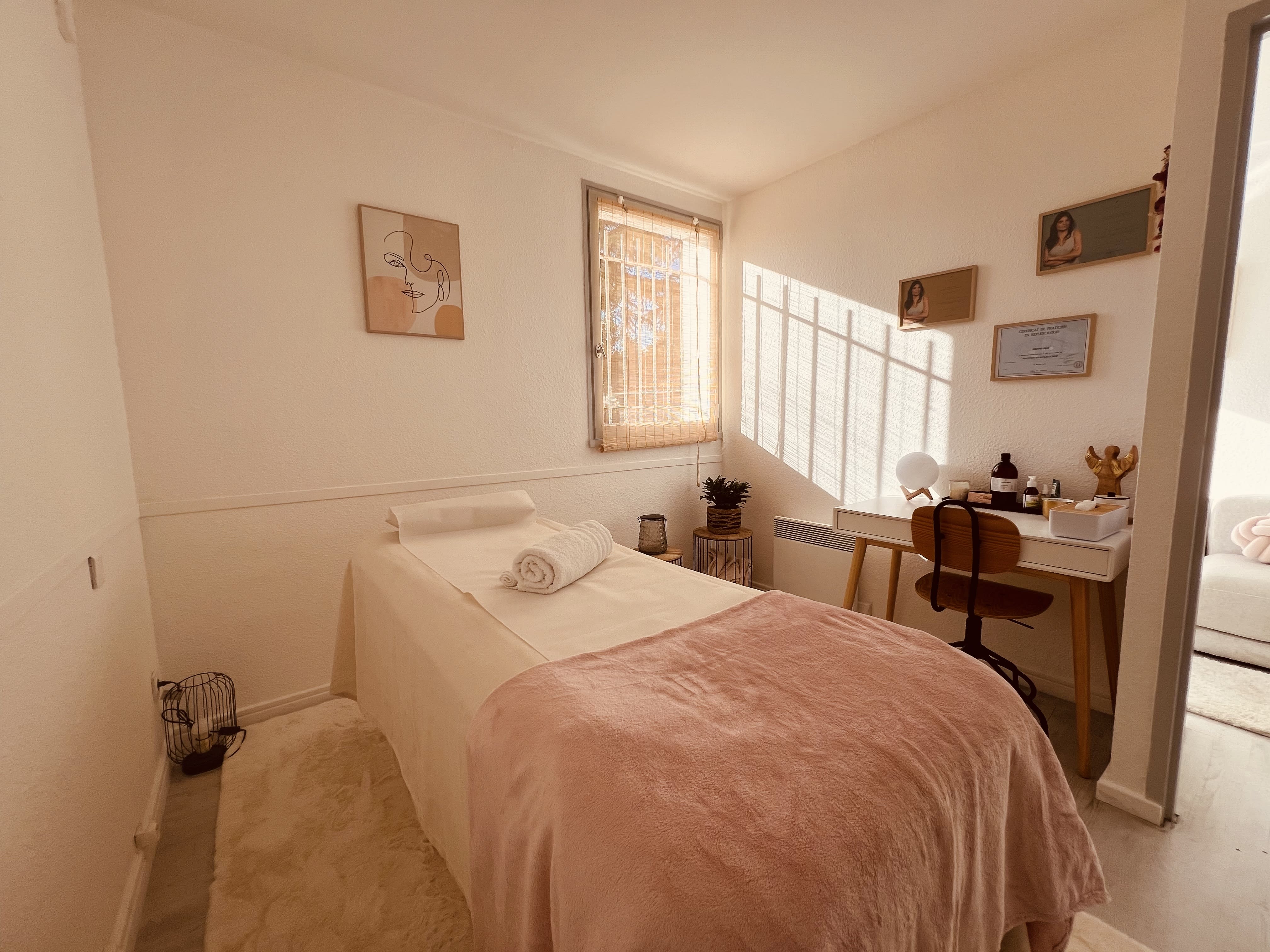 Cecile Michas - Drainage lymphatique Renata França et Réflexologie plantaire - Institut de beauté Saint Andre De Cubzac - OneBooking