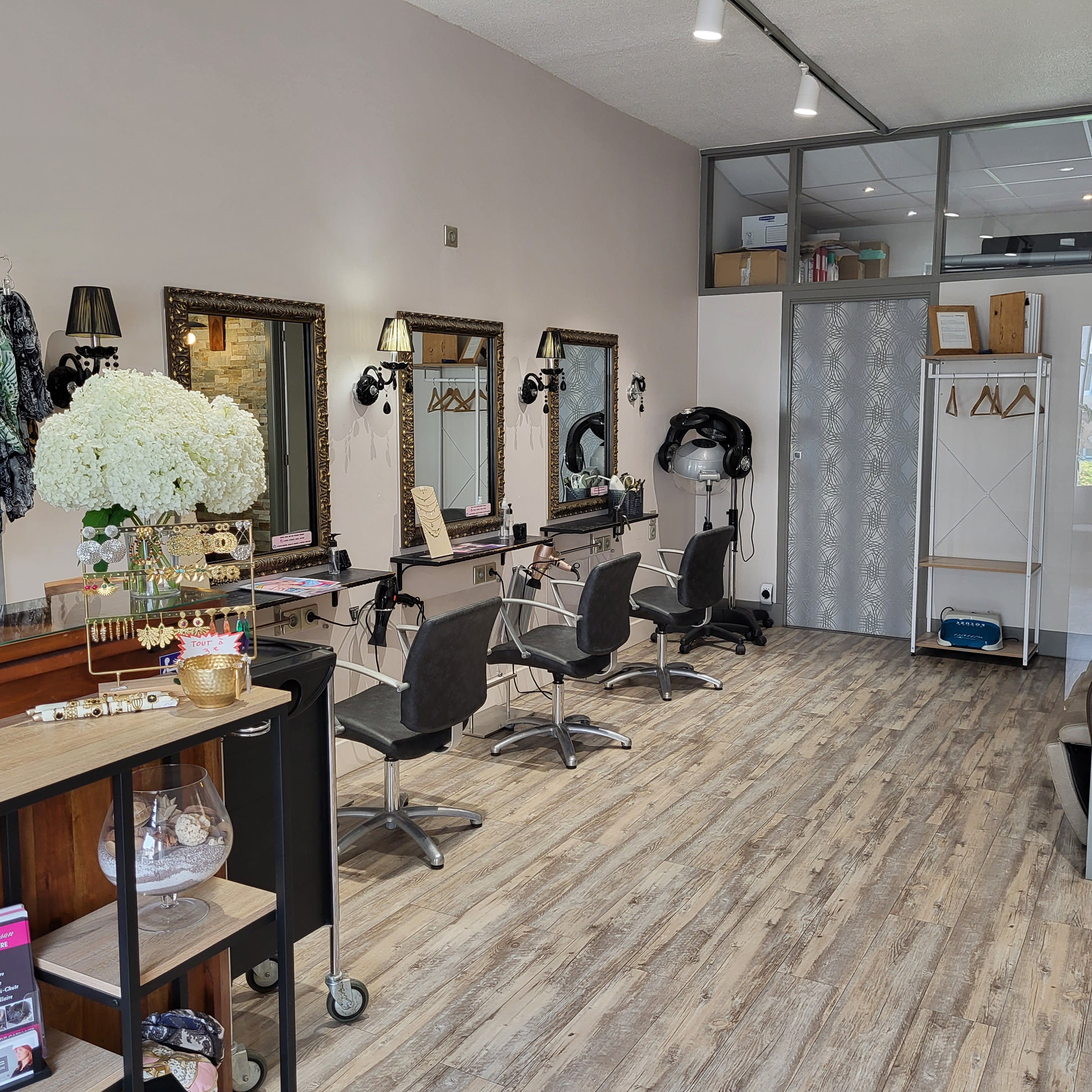 INNOV'COIFFURE - Salon. Institut Capillaire. Studio de Dermographie Capillaire - Institut de beauté Agen - INNOV'COIFFURE - Salon. Institut Capillaire. Studio de Dermographie Capillaire - Photo Galerie - OneBooking