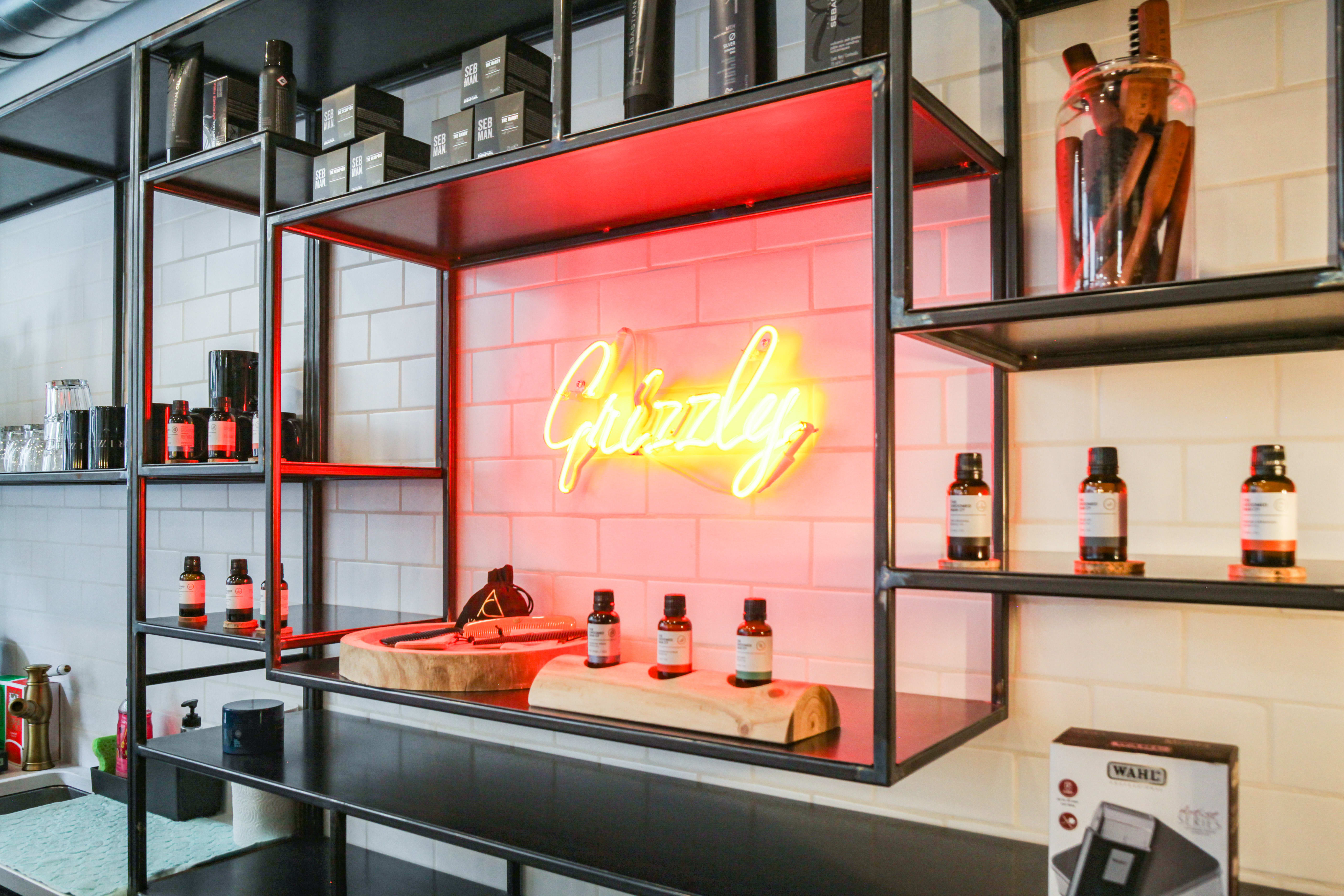 гризли барбер ульяновск. барбершоп название. гризли барбершоп. название барбершопов. гризли медведь барбершоп.