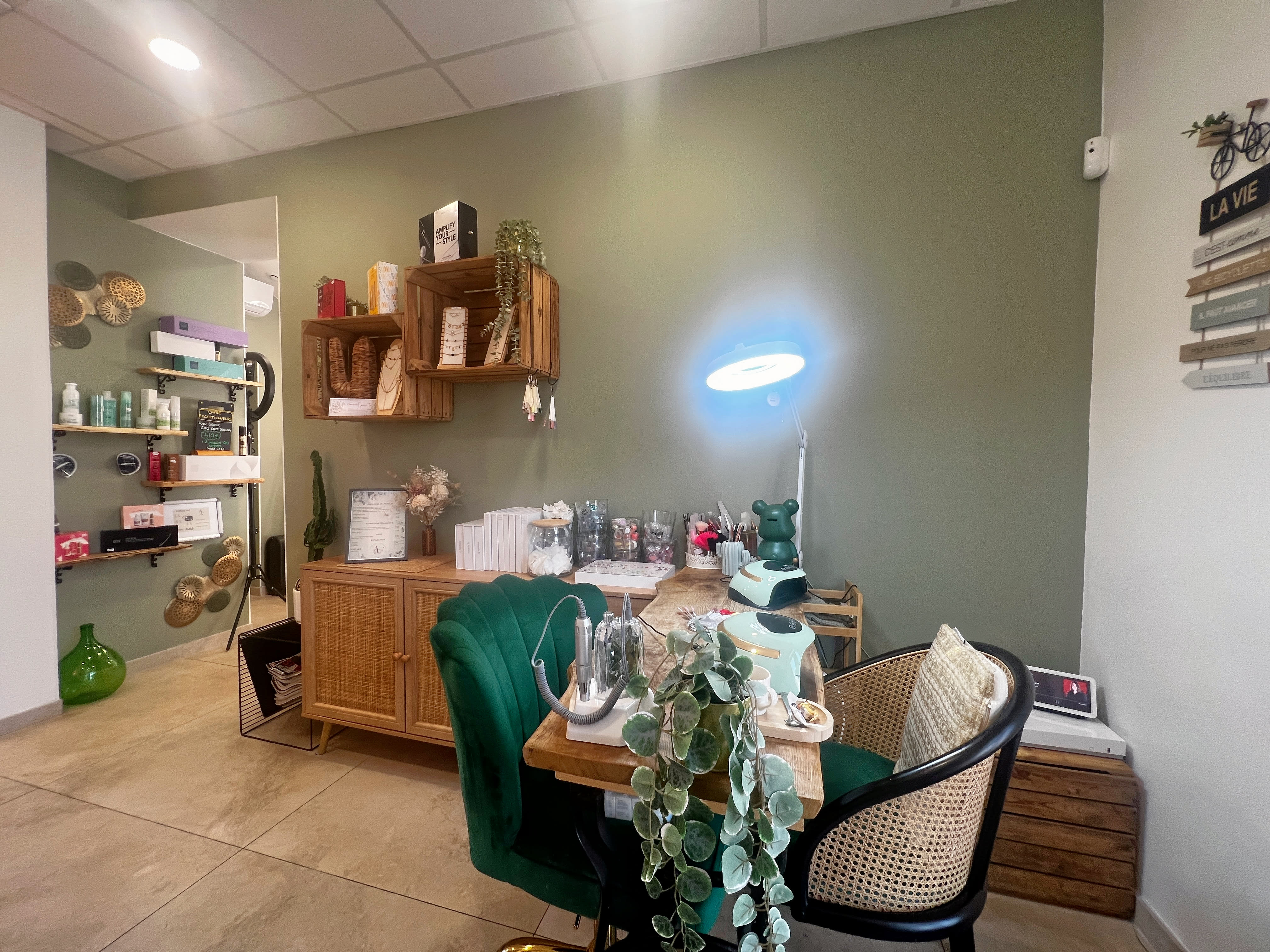 Happy Nails By Patou chez L’Appart Coiffure - Onglerie Toulon - OneBooking