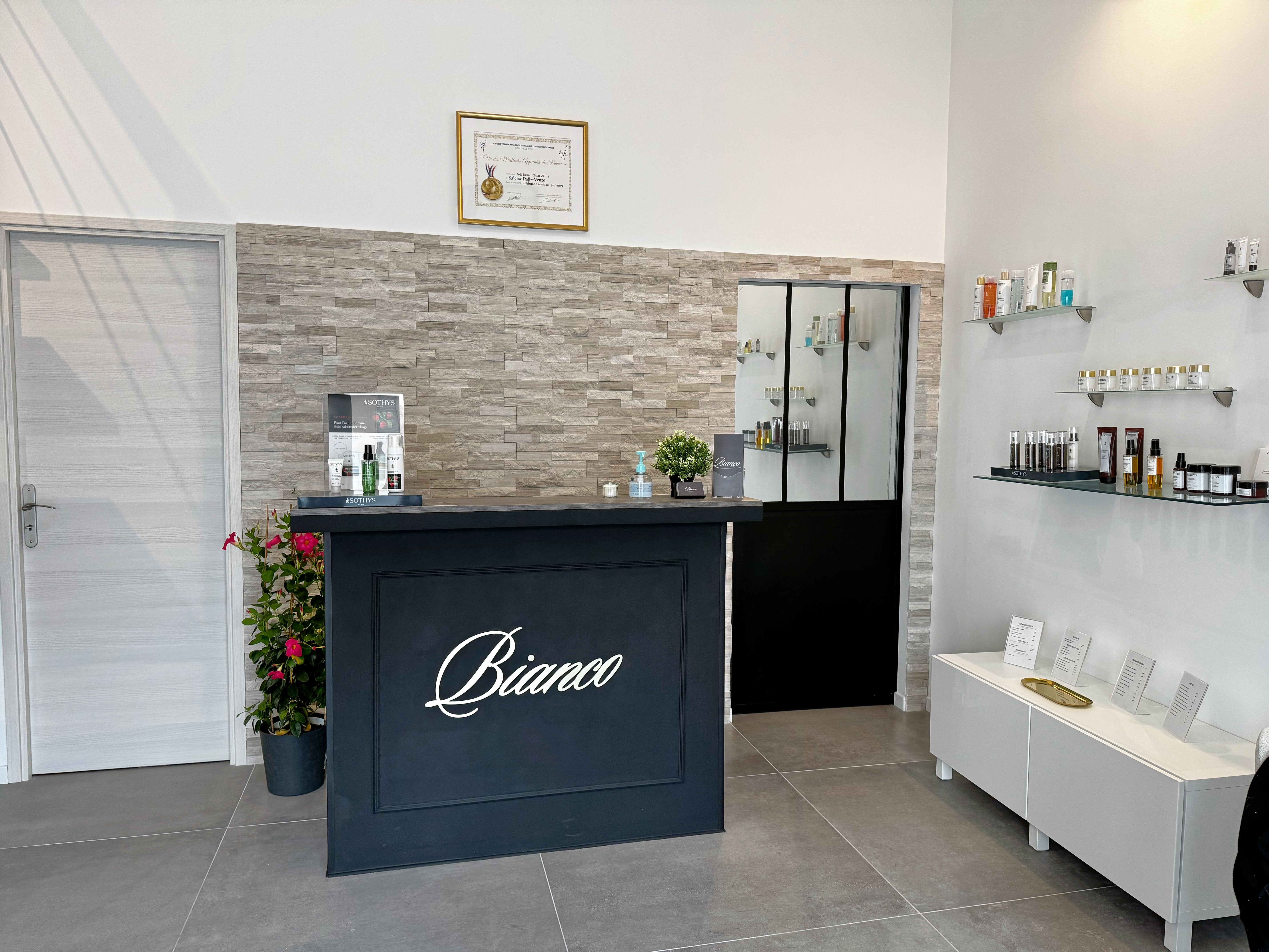 Bianco Esthétique - Coiffure Hyères - Bianco Esthétique - Photo Galerie - OneBooking