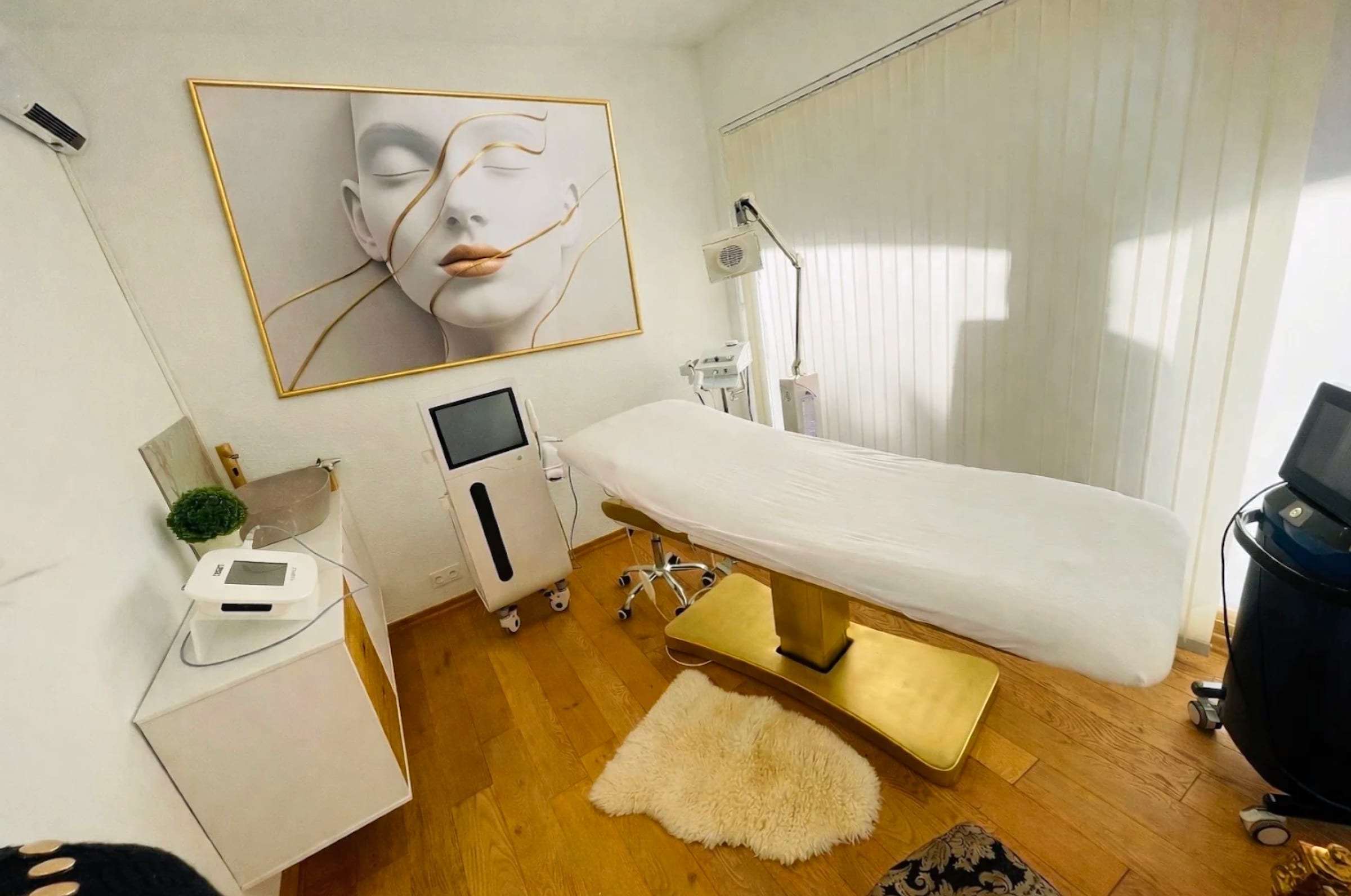 Beauty Clinic - Sourcils & cils Fréjus - OneBooking