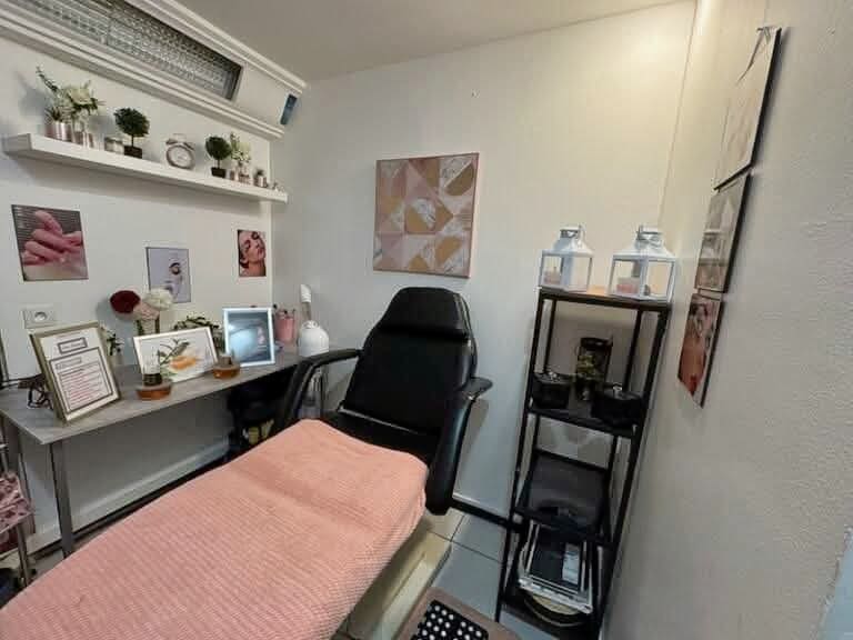 Glow by R & L - Onglerie Saint-Étienne - OneBooking
