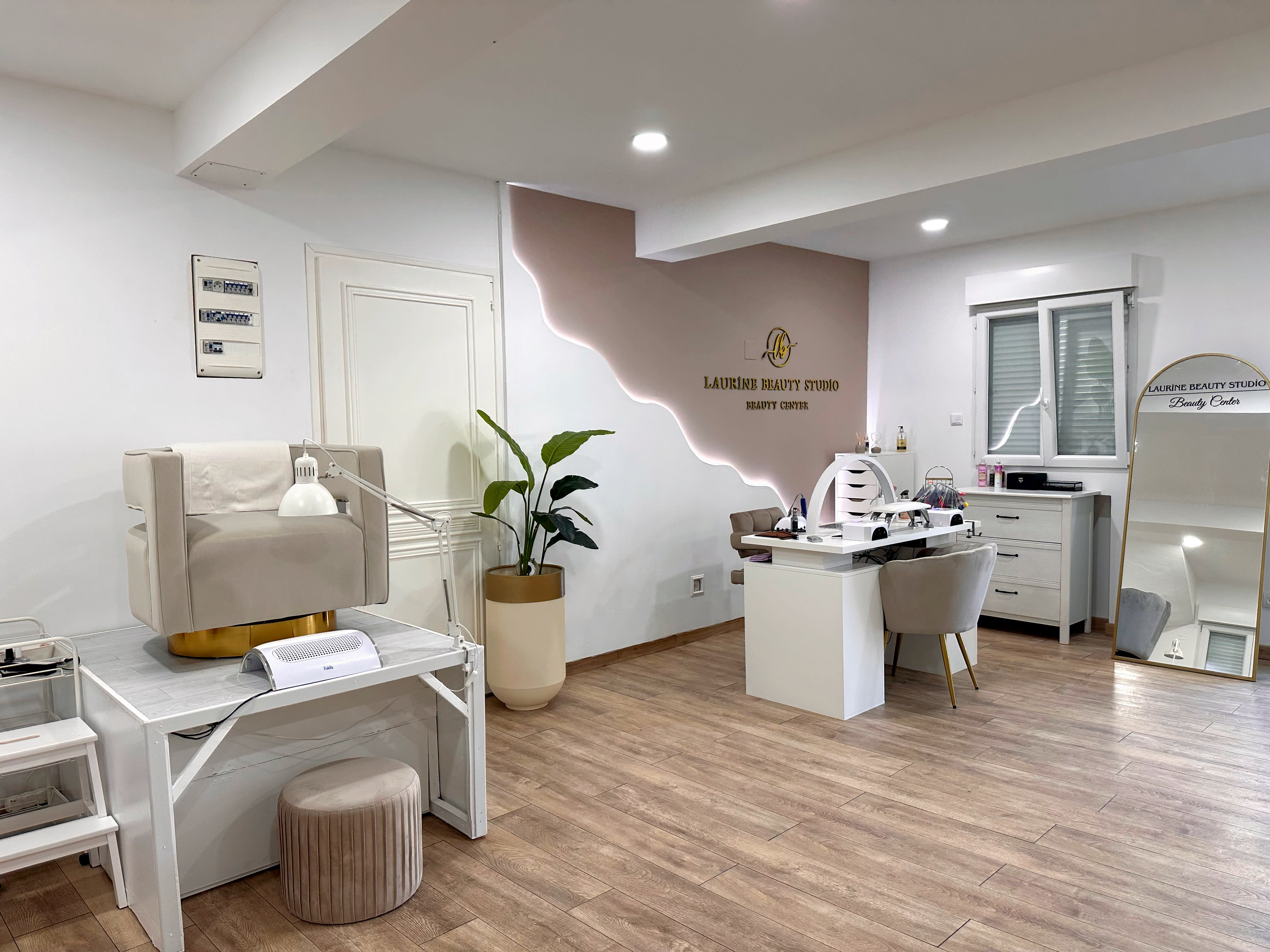 Laurine Beauty Studio - Onglerie Toulon - OneBooking
