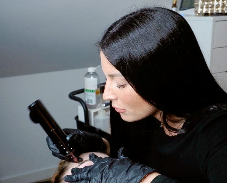 LÉA PERRAUD STUDIO - EXTENSIONS, TACHES DE ROUSSEURS & GRAINS DE BEAUTÉ, LASH & BROW LIFT - Institut de beauté Angers - OneBooking
