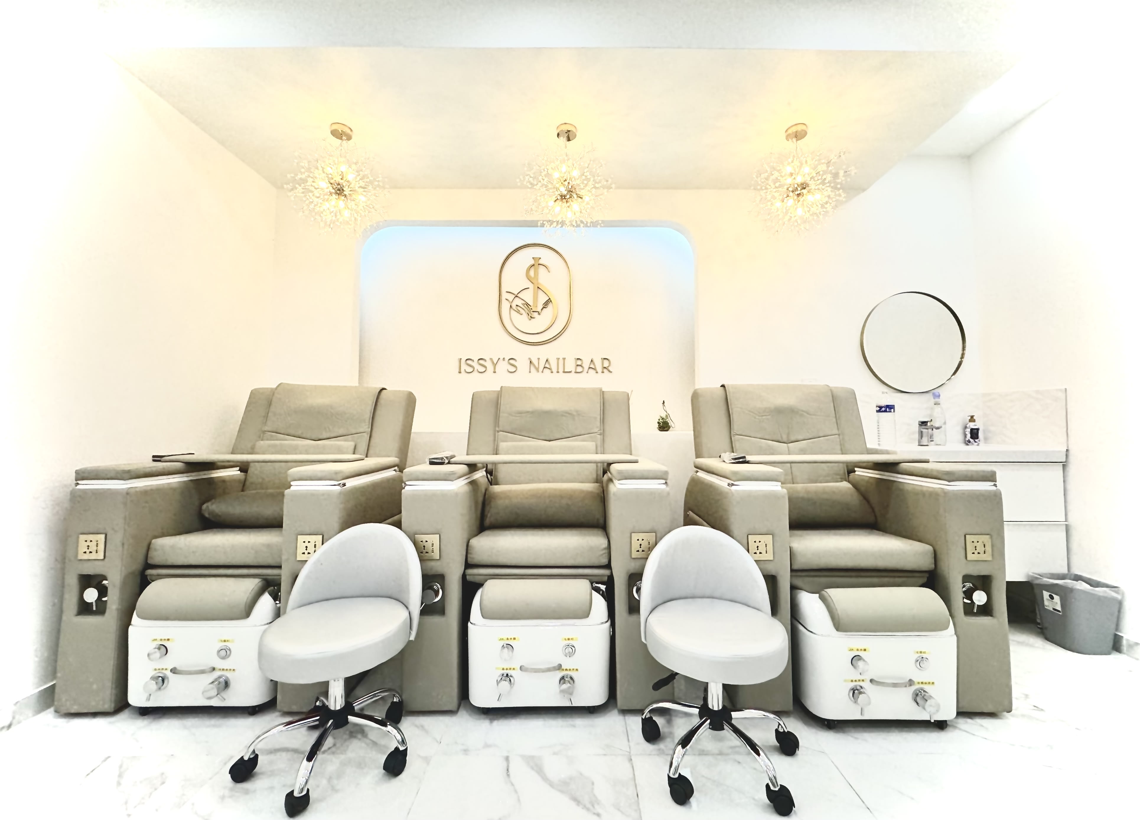 ISSY’S NAILBAR