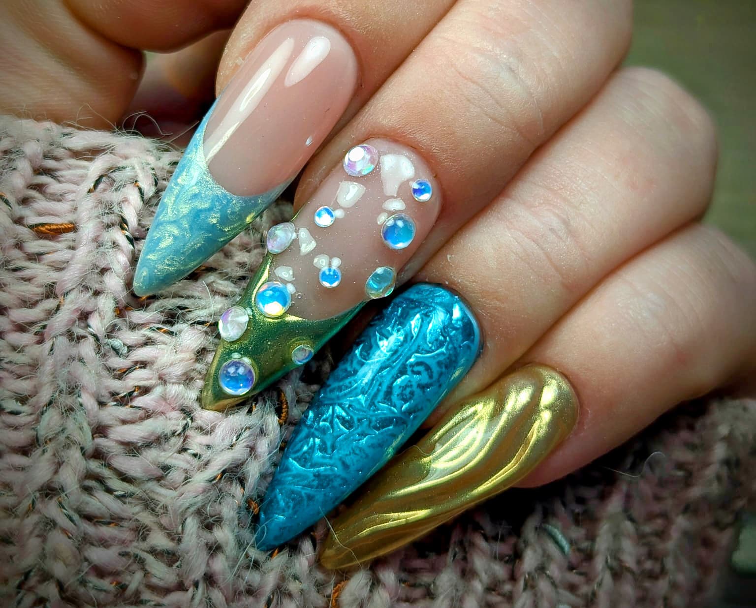 Du pinceau à l'ongle