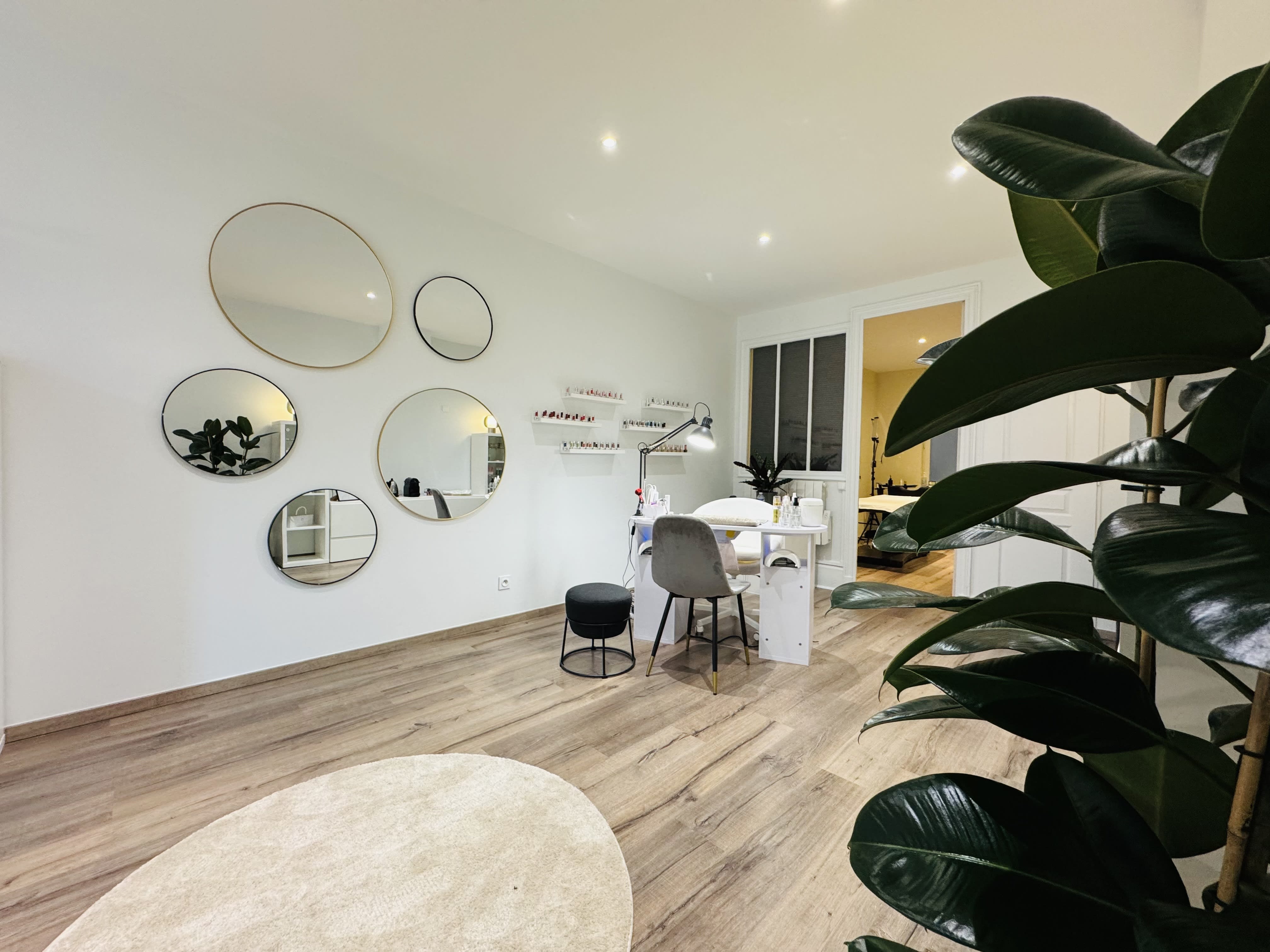 JR Nails & Lash Artist - Institut de beauté Dijon - OneBooking