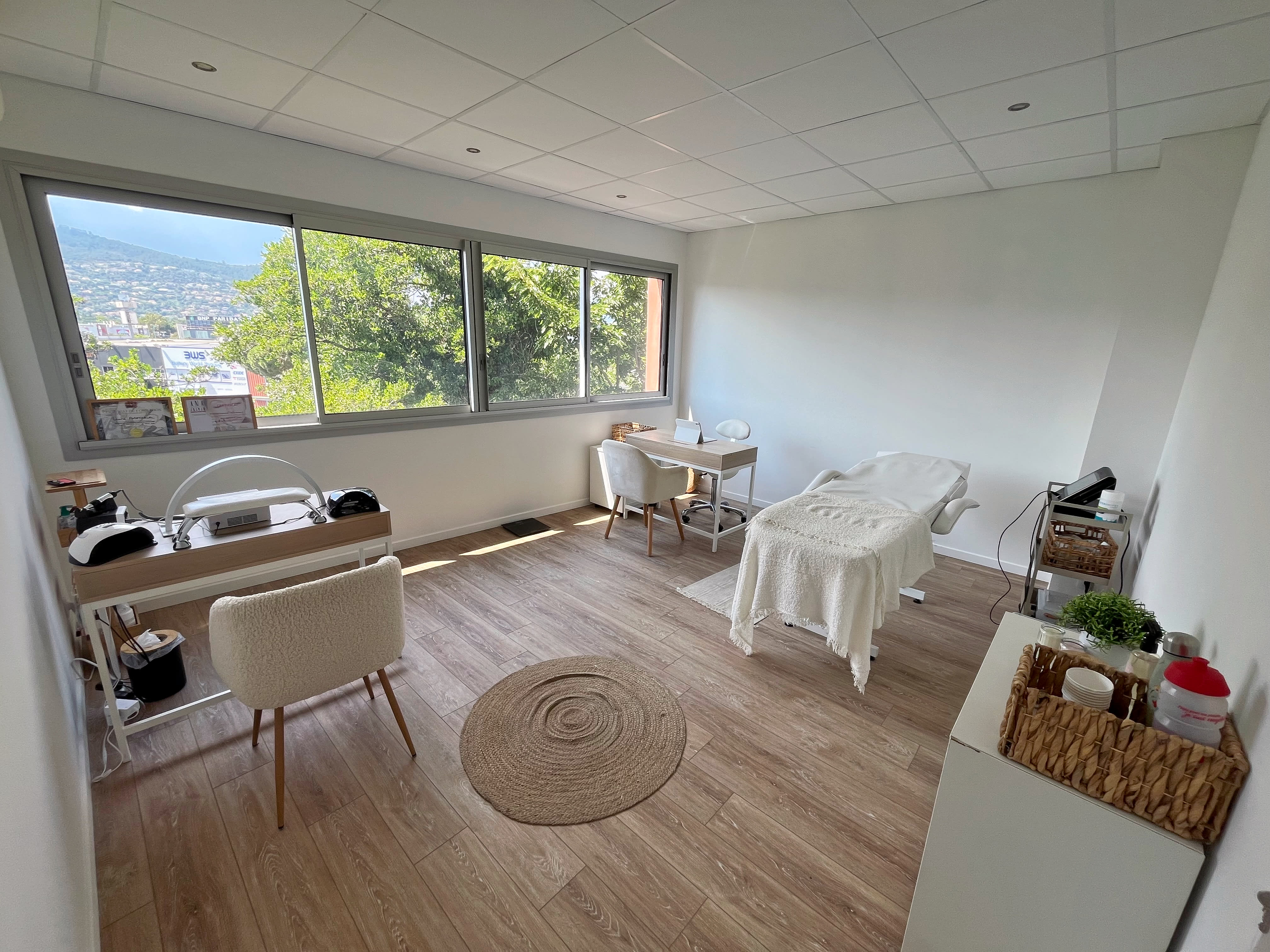 Les soins de Laurie : luxopuncture et prothésiste ongulaire - Institut de beauté Cannes - Photo de couverture - OneBooking