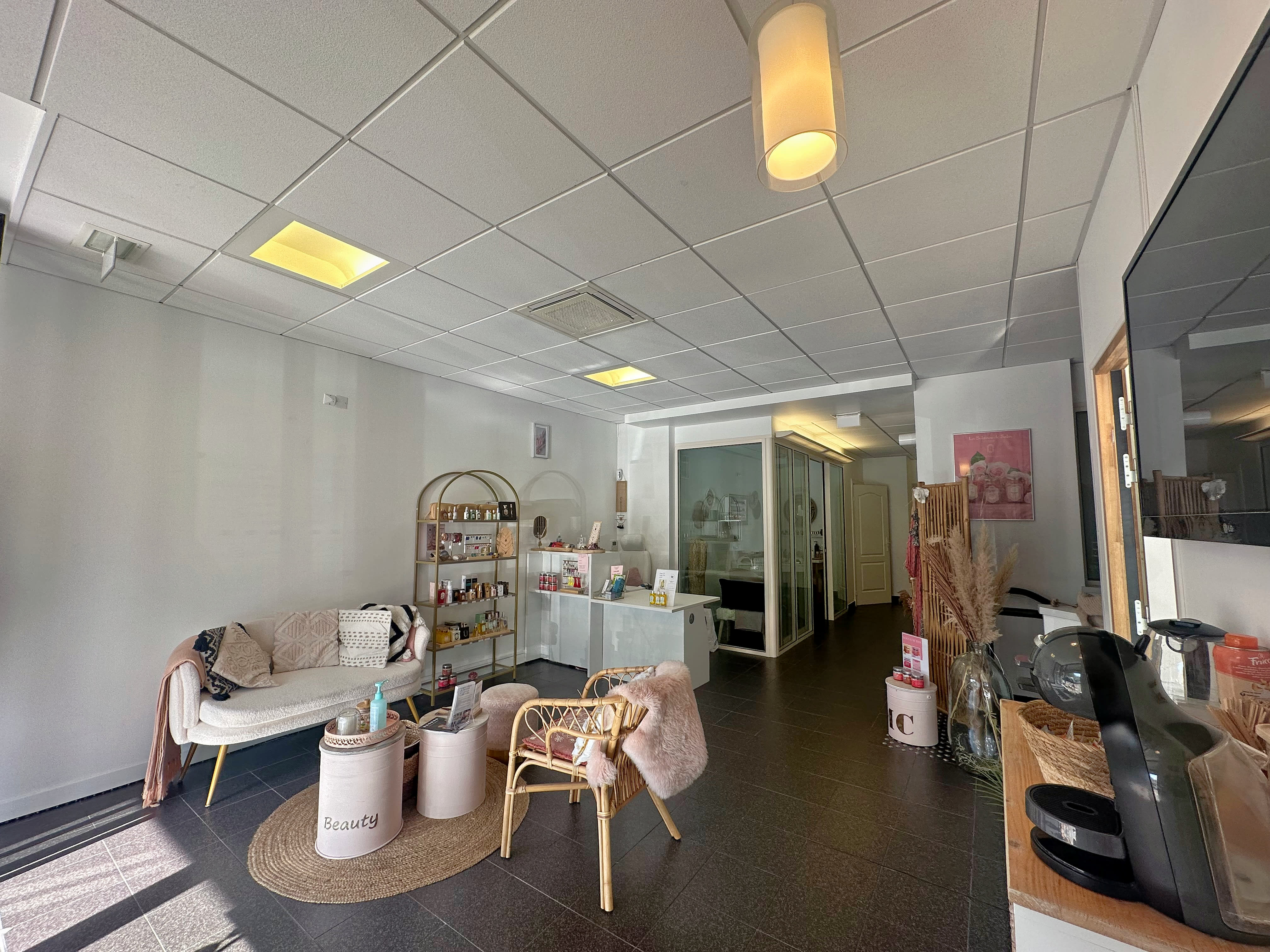 MC Beauty Lounge - Institut de beauté Cannes - MC Beauty Lounge - Photo Galerie - OneBooking