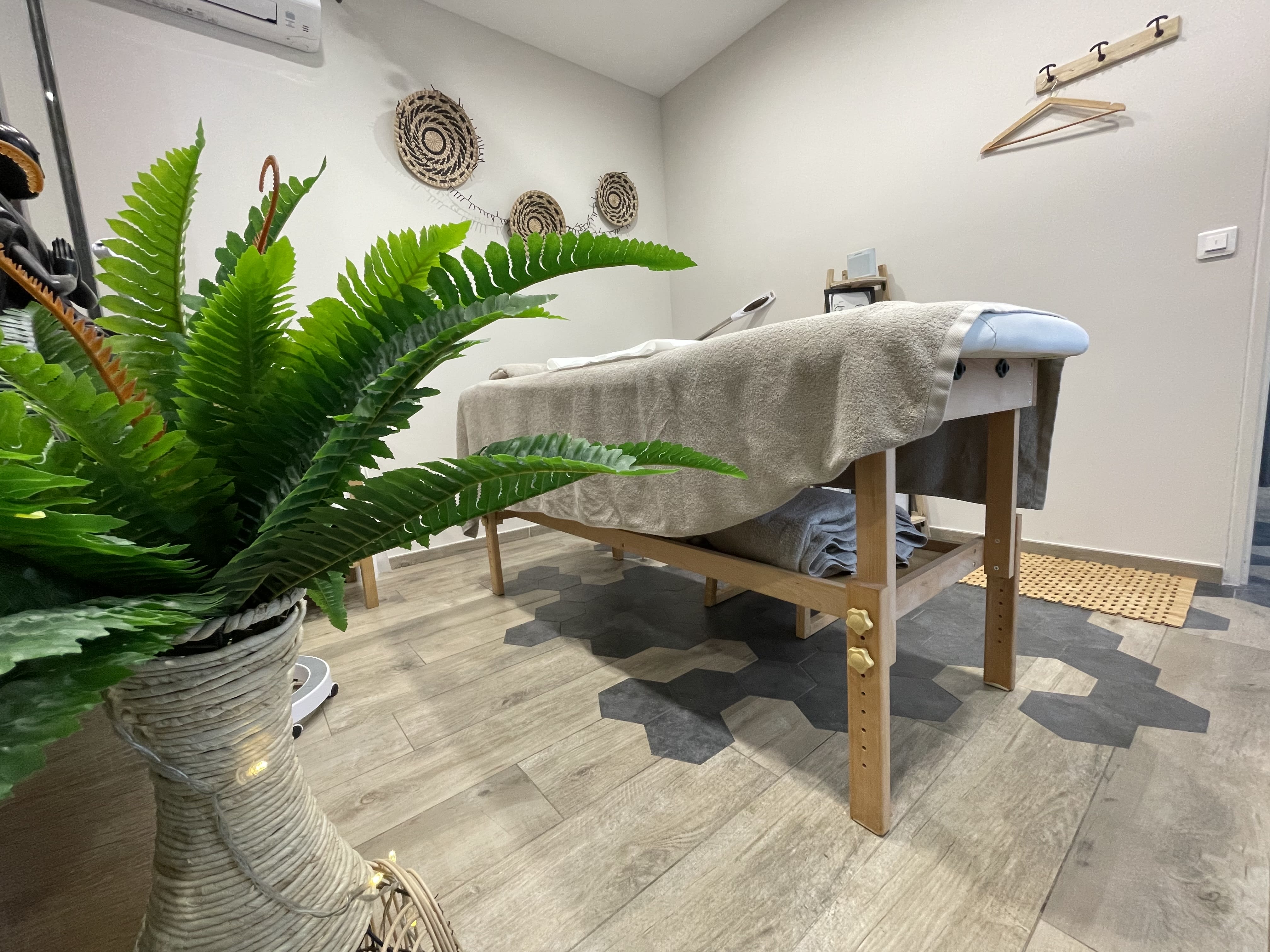Luxe Beauty - Coiffure Le Luc - Luxe Beauty - Photo Galerie - OneBooking