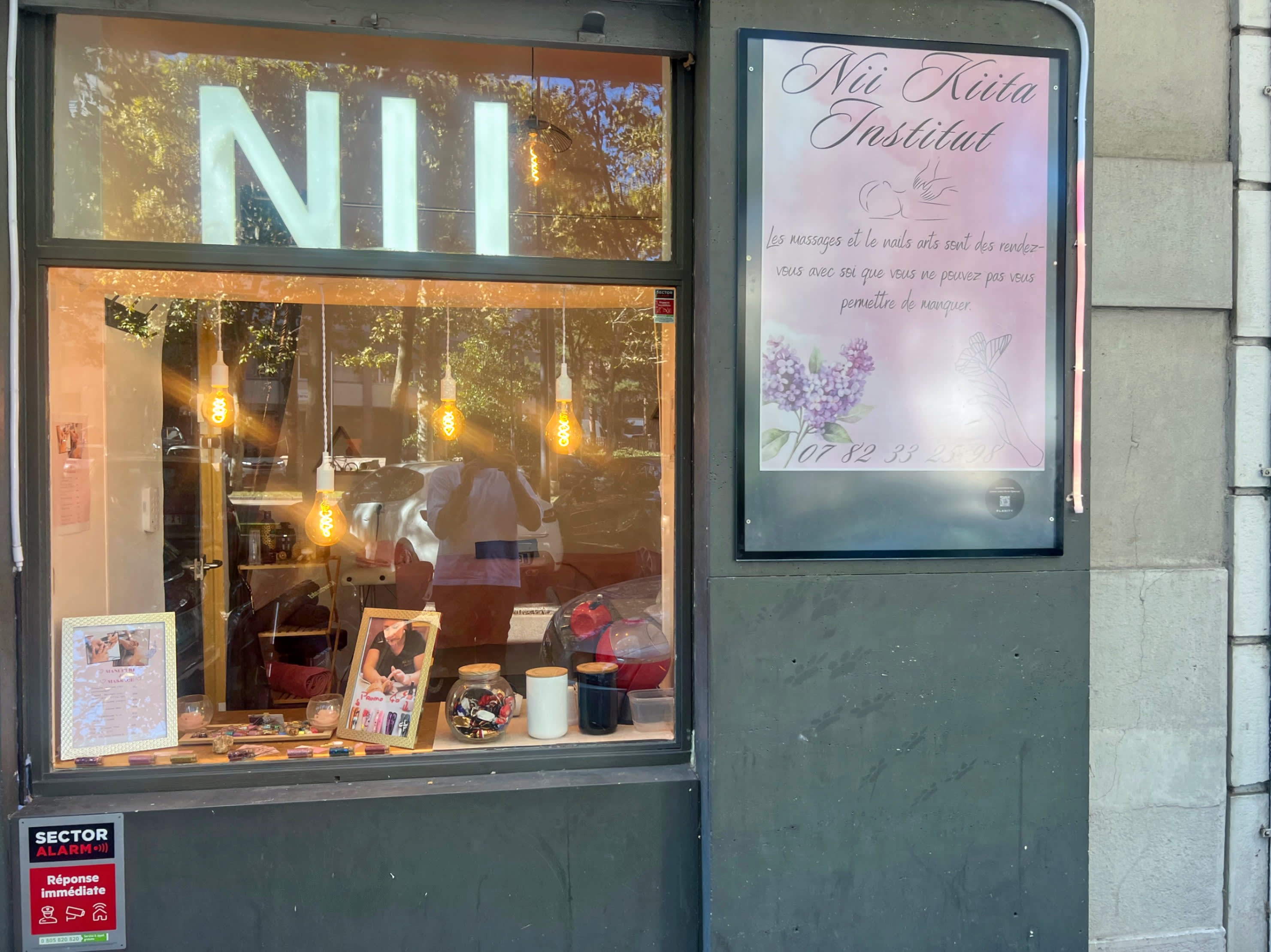 BELLE DE LA TÊTE AUX PIEDS - Onglerie Saint-Étienne - OneBooking