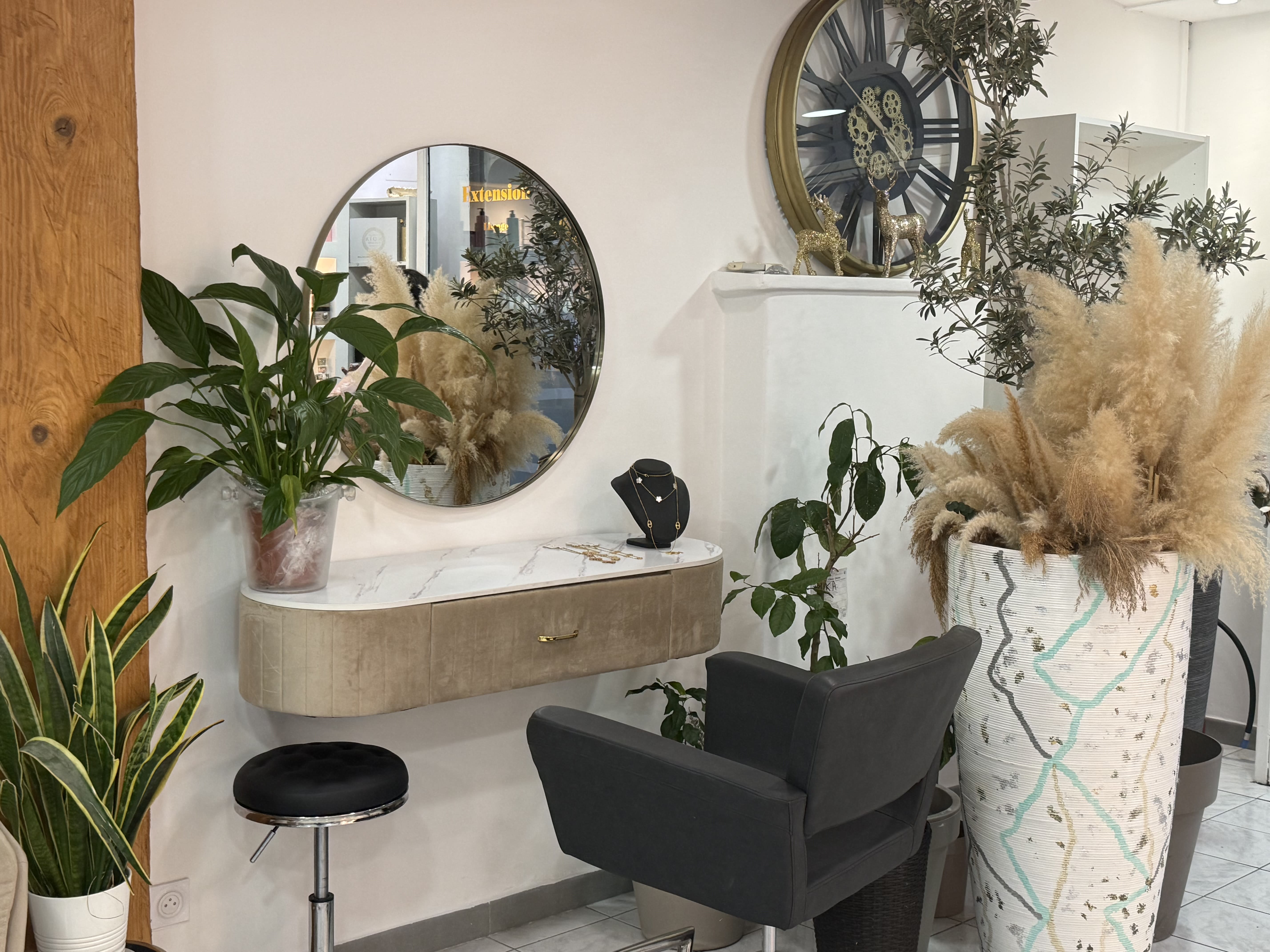 Lyna Beauty Cosmetic ( x Milli Nails 83) - Coiffure Toulon - OneBooking