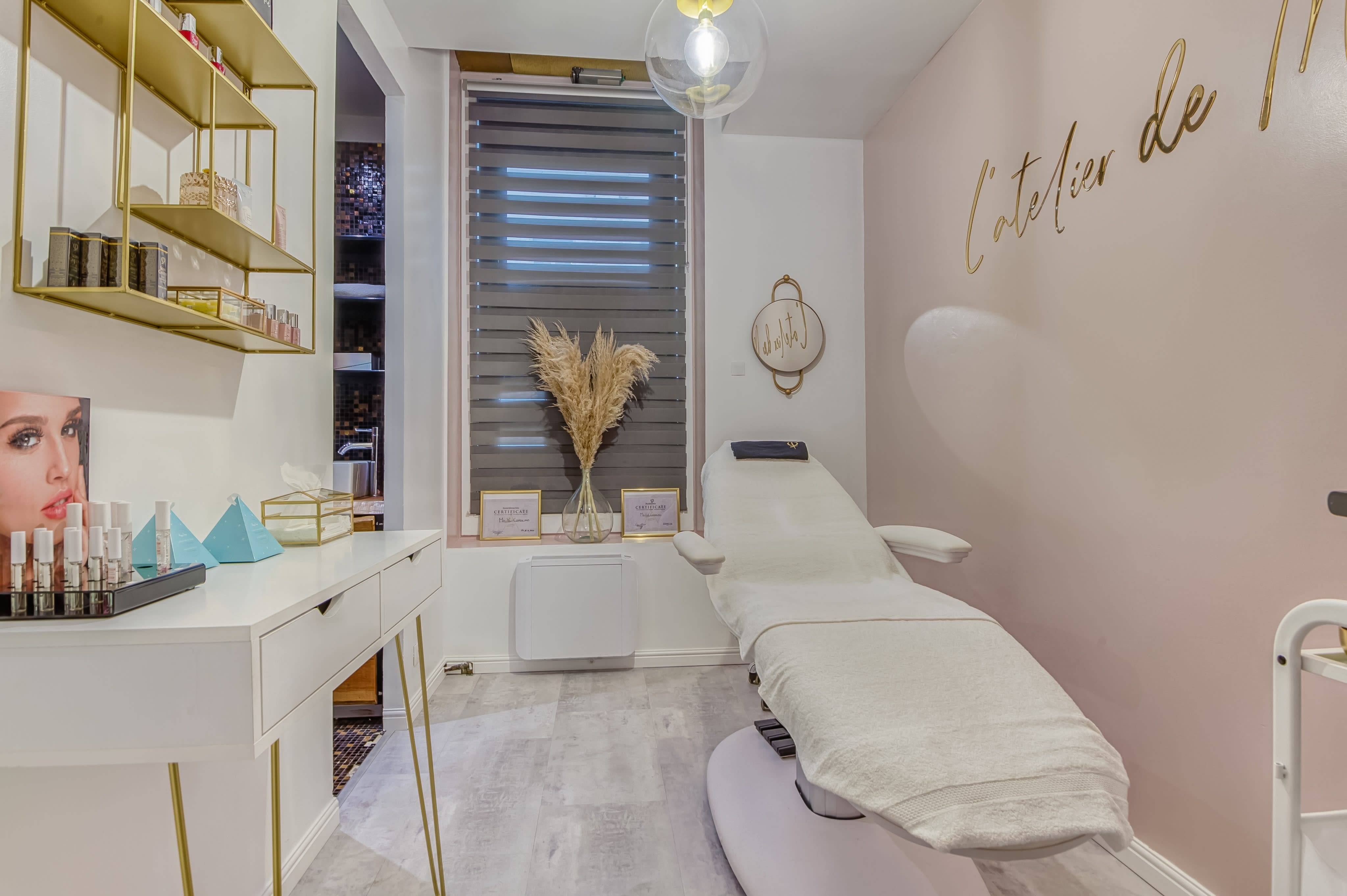 L’atelier de Maé par Jean-Louis Cacheux - Onglerie Lille - OneBooking