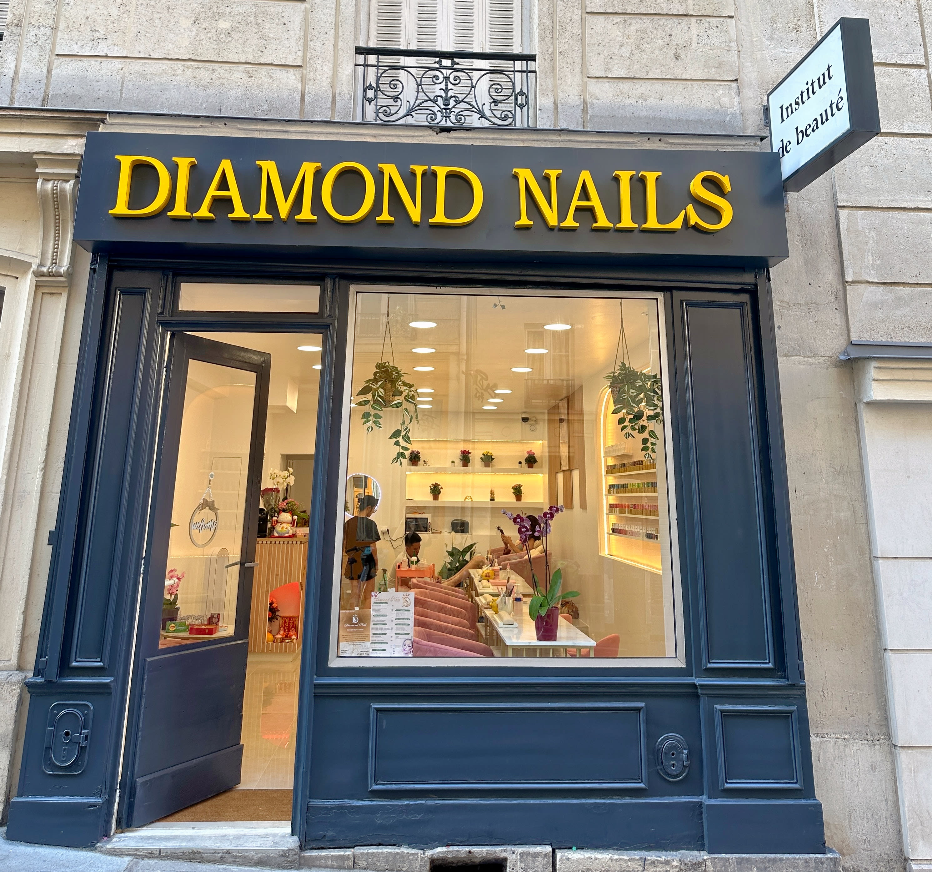Diamond Nails - Onglerie Paris - OneBooking