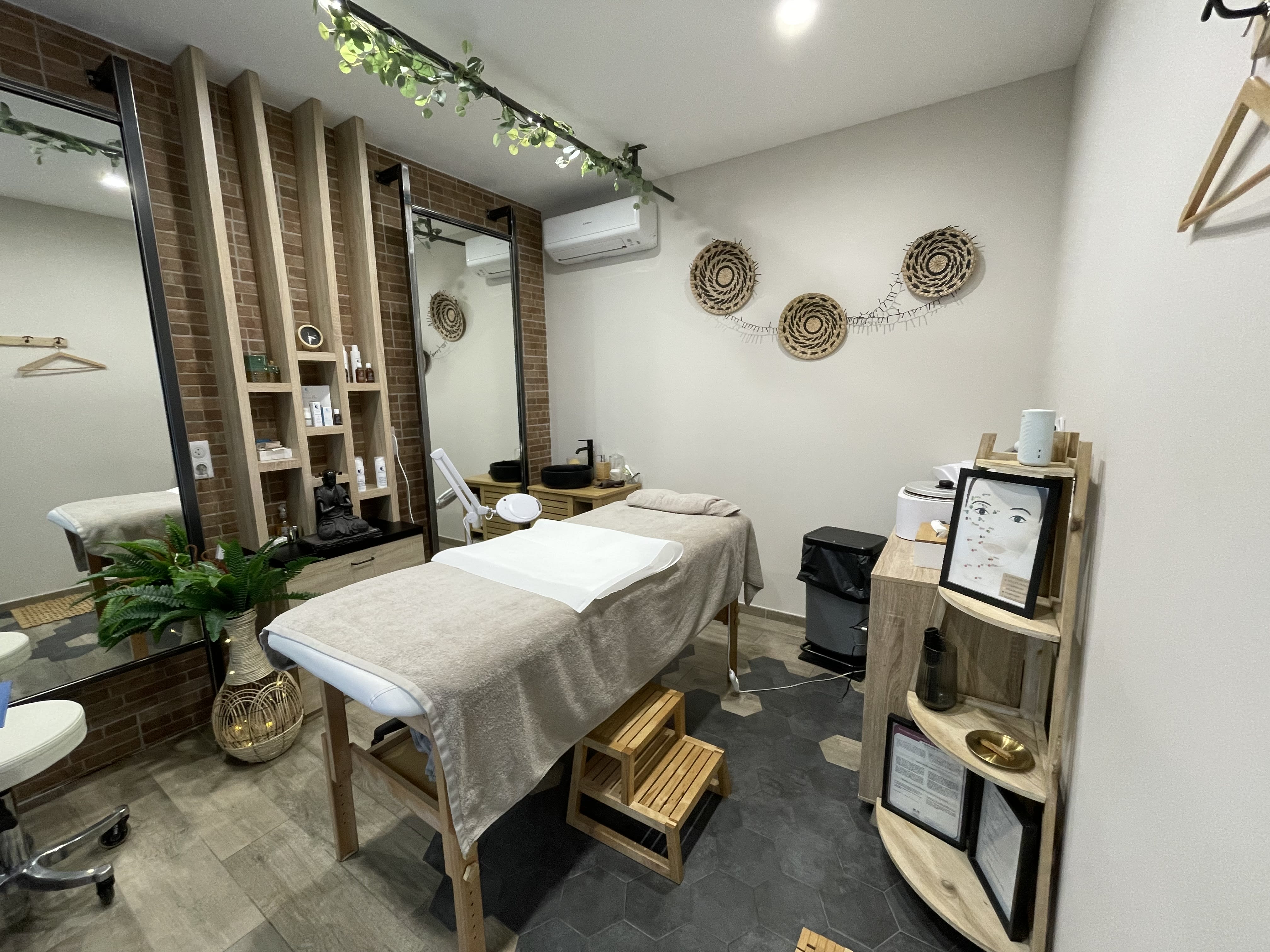 Luxe Beauty - Coiffure Le Luc - Luxe Beauty - Photo Galerie - OneBooking