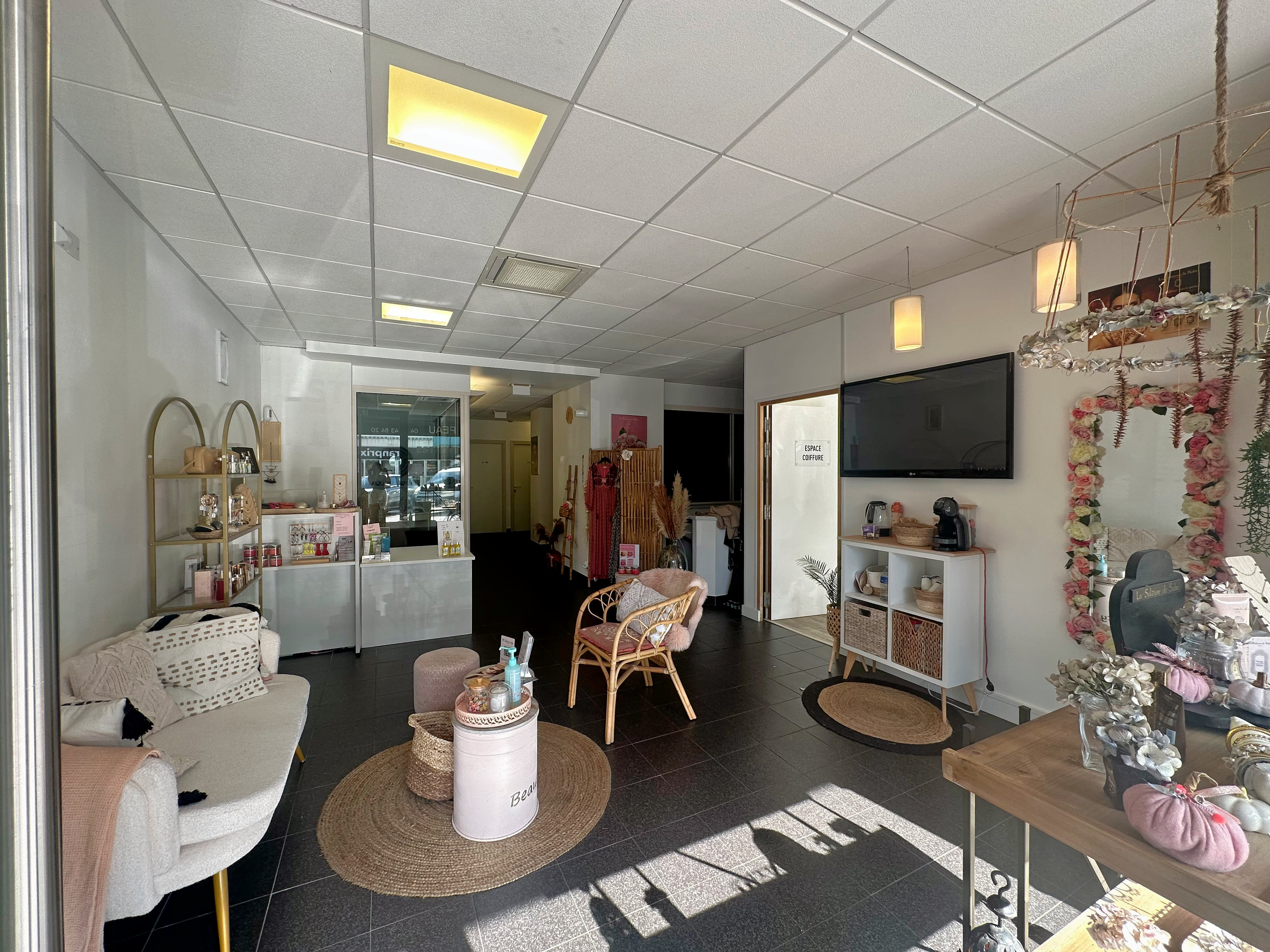 MC Beauty Lounge - Institut de beauté Cannes - MC Beauty Lounge - Photo Galerie - OneBooking